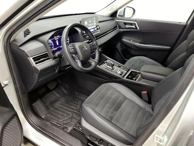 Photo of 2023 Silver Mitsubishi Outlander