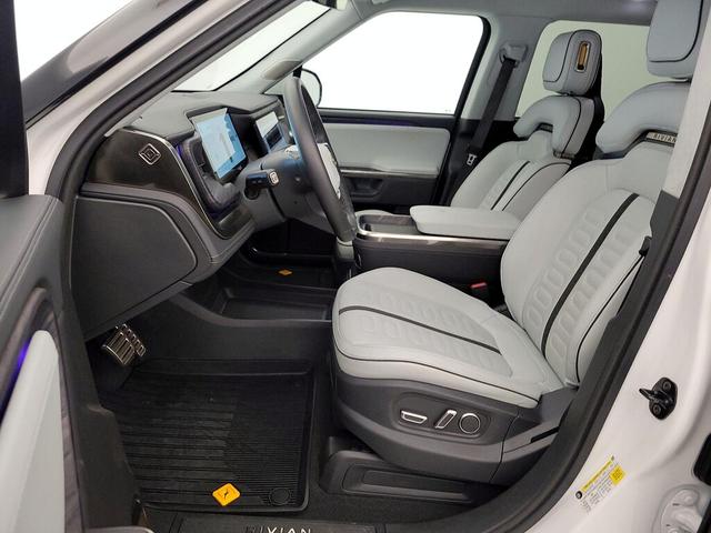 Photo of 2024 White Rivian R1S