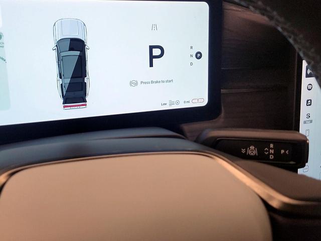 Photo of 2024 White Rivian R1S