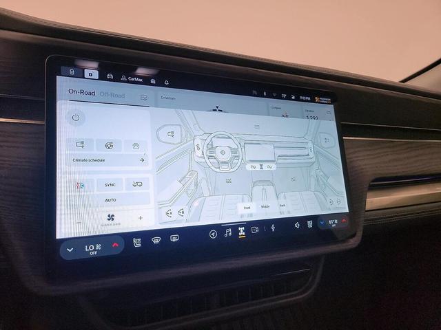Photo of 2024 White Rivian R1S