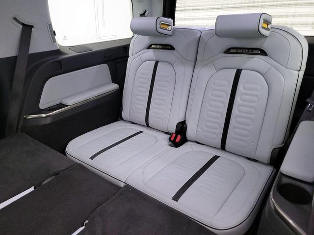 Photo of 2024 White Rivian R1S