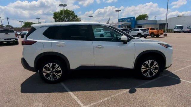 Photo of 2023 Pearl White Tricoat Nissan Rogue