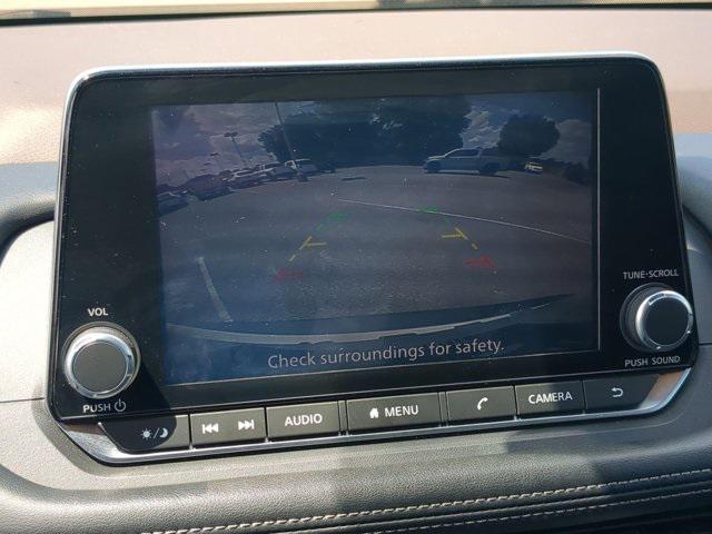 Photo of 2023 Pearl White Tricoat Nissan Rogue