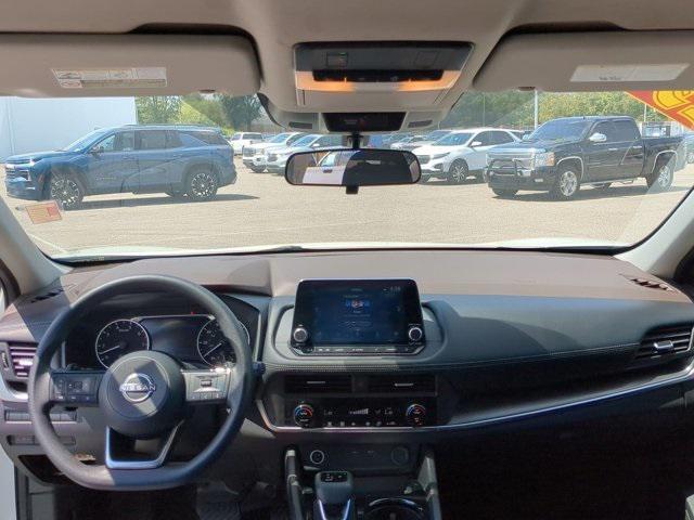 Photo of 2023 Pearl White Tricoat Nissan Rogue