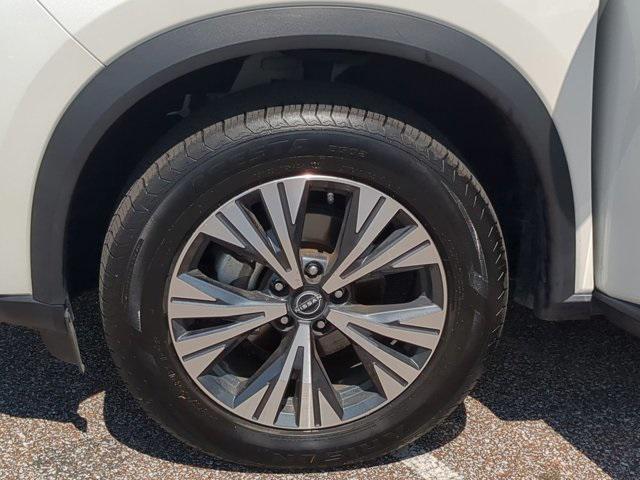 Photo of 2023 Pearl White Tricoat Nissan Rogue