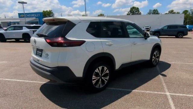 Photo of 2023 Pearl White Tricoat Nissan Rogue