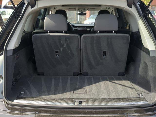 Photo of 2024 Mythos Black Metallic Audi Q7