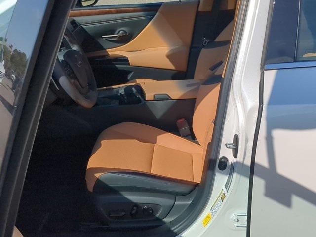 Photo of 2022 Eminent White Pearl Lexus ES 350