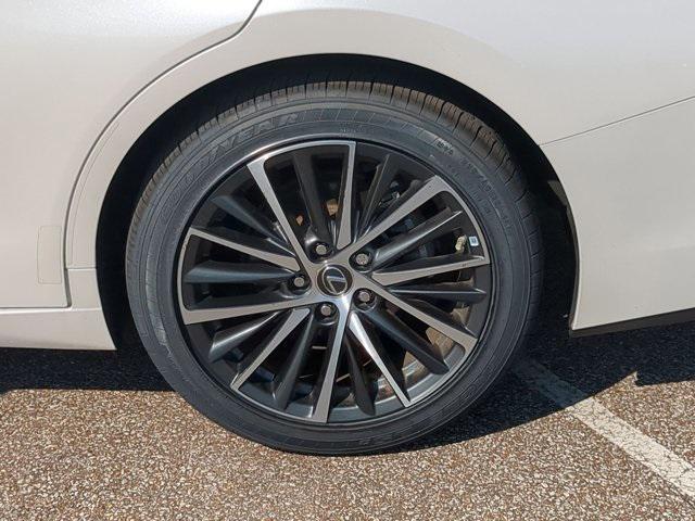 Photo of 2022 Eminent White Pearl Lexus ES 350