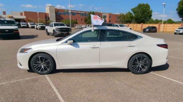 Photo of 2022 Eminent White Pearl Lexus ES 350