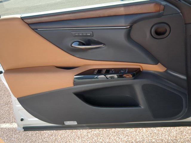Photo of 2022 Eminent White Pearl Lexus ES 350