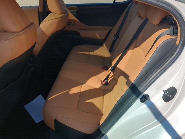 Photo of 2022 Eminent White Pearl Lexus ES 350