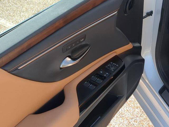 Photo of 2022 Eminent White Pearl Lexus ES 350