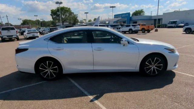 Photo of 2022 Eminent White Pearl Lexus ES 350