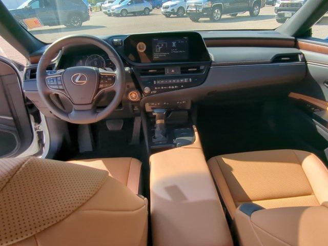 Photo of 2022 Eminent White Pearl Lexus ES 350
