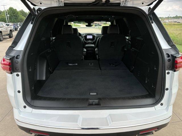 Photo of 2023 Iridescent Pearl Tricoat Chevrolet Traverse