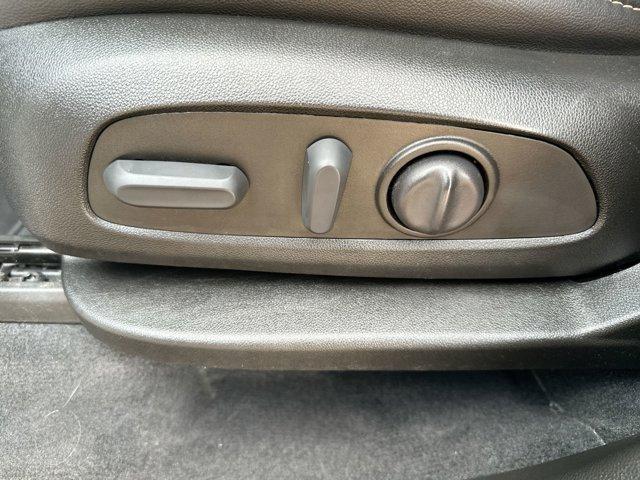 Photo of 2023 Iridescent Pearl Tricoat Chevrolet Traverse