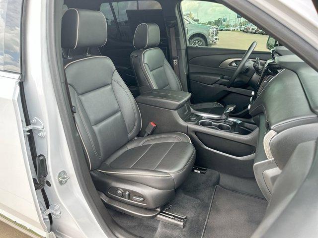 Photo of 2023 Iridescent Pearl Tricoat Chevrolet Traverse