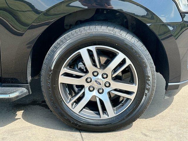 Photo of 2022 Black Metallic Ford Expedition