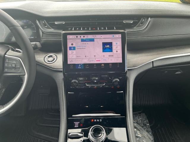 Photo of 2024 Gray Jeep Grand Cherokee