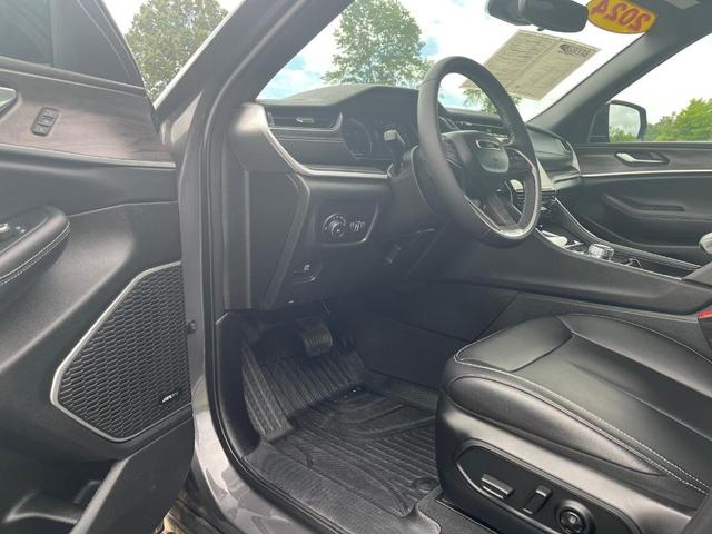Photo of 2024 Gray Jeep Grand Cherokee