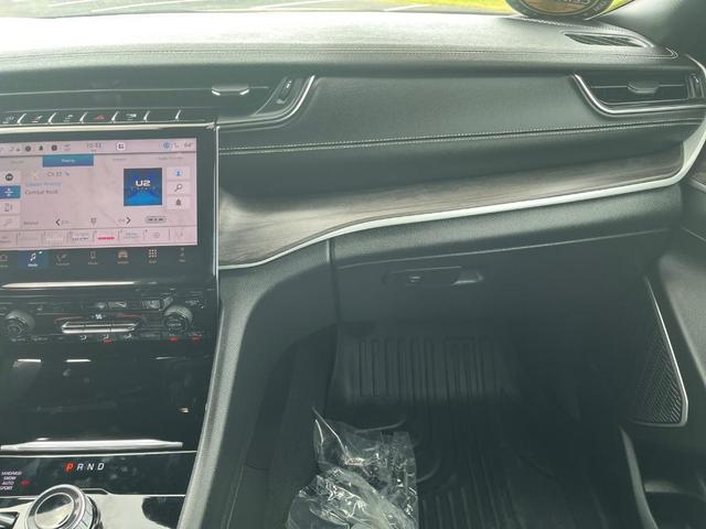 Photo of 2024 Gray Jeep Grand Cherokee