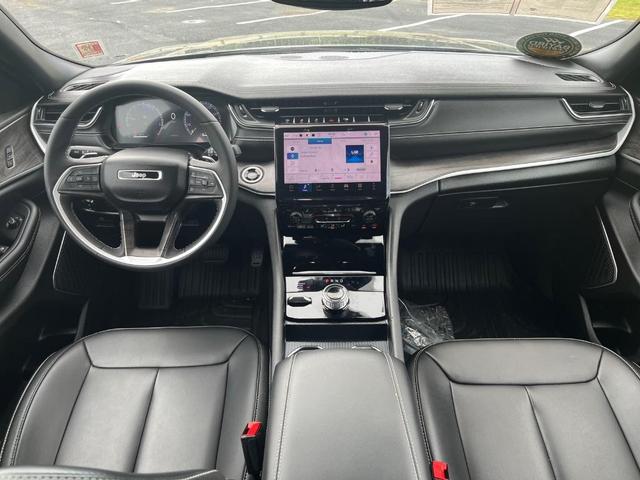 Photo of 2024 Gray Jeep Grand Cherokee