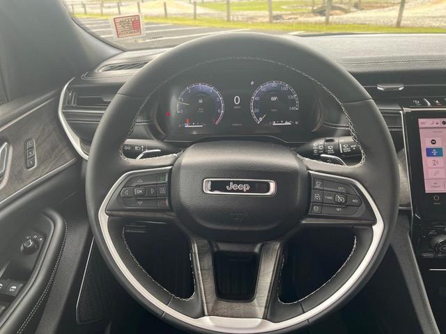Photo of 2024 Gray Jeep Grand Cherokee