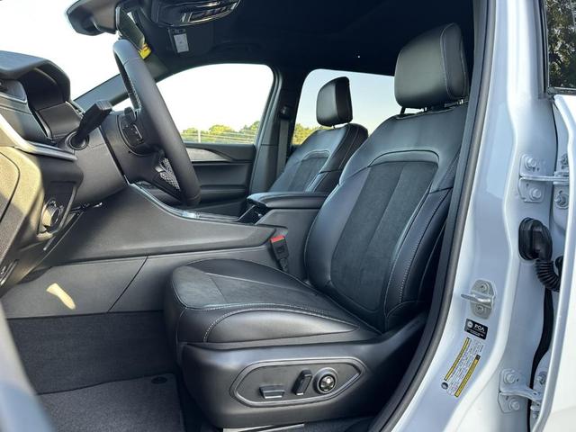 Photo of 2025 Bright White Jeep Grand Cherokee L