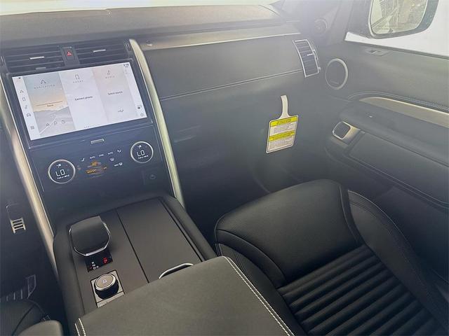 Photo of 2025 Santorini Black Metallic Land Rover Discovery