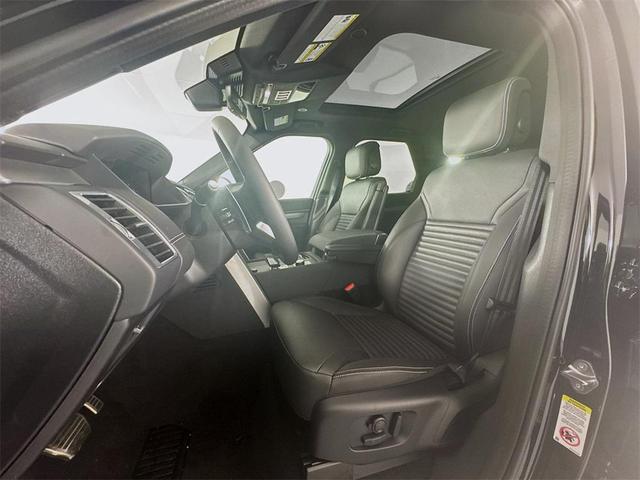 Photo of 2025 Santorini Black Metallic Land Rover Discovery