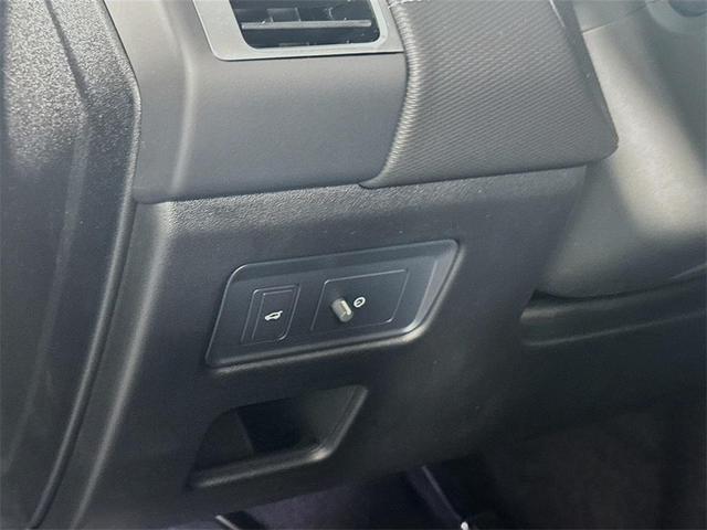 Photo of 2025 Santorini Black Metallic Land Rover Discovery