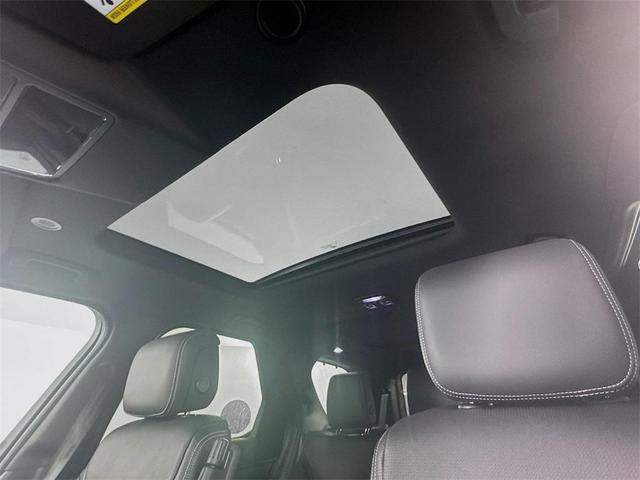 Photo of 2025 Santorini Black Metallic Land Rover Discovery