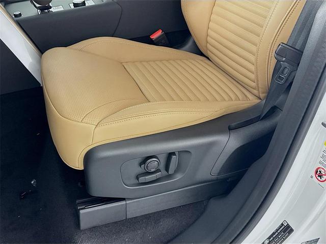 Photo of 2025 Fuji White Land Rover Discovery