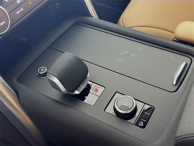 Photo of 2025 Fuji White Land Rover Discovery