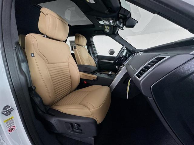 Photo of 2025 Fuji White Land Rover Discovery