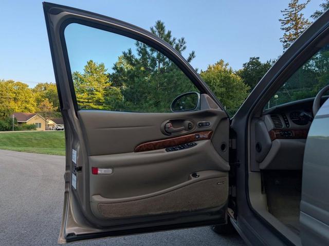 Photo of 2001 Golden Globe Metallic Buick LeSabre