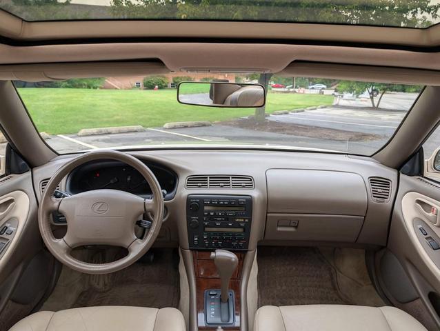 Photo of 1995 Gold Lexus ES 300