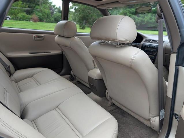 Photo of 1995 Gold Lexus ES 300