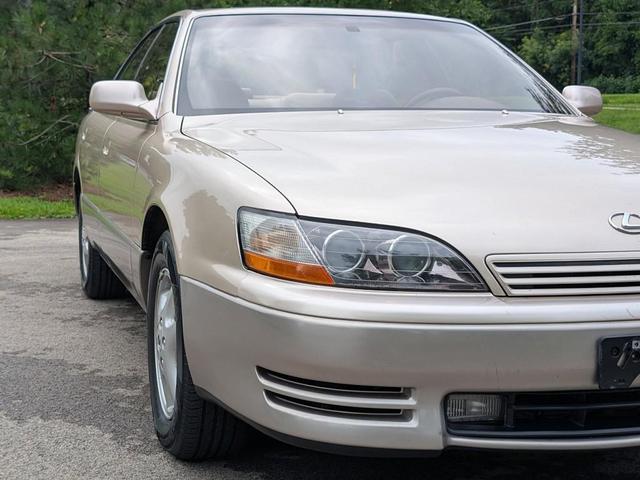 Photo of 1995 Gold Lexus ES 300