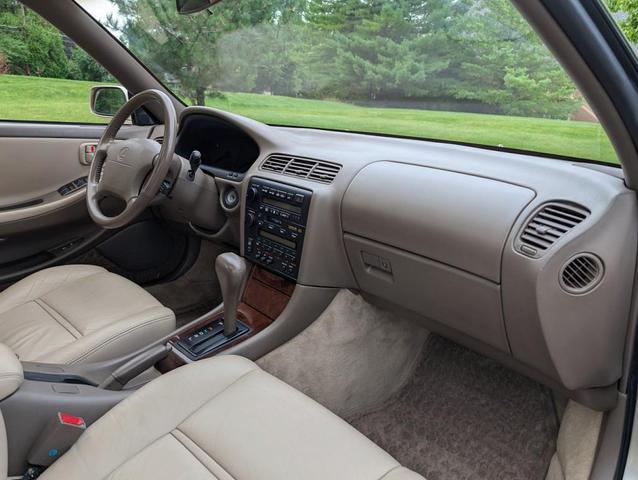 Photo of 1995 Gold Lexus ES 300
