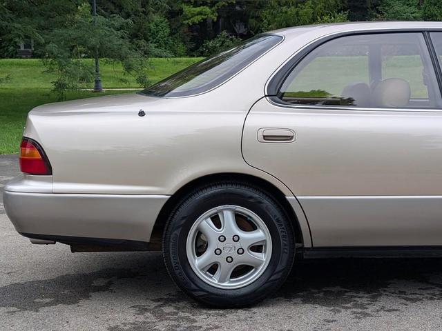 Photo of 1995 Gold Lexus ES 300