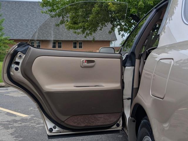 Photo of 1995 Gold Lexus ES 300