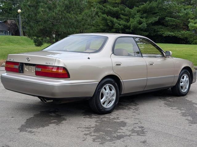 Photo of 1995 Gold Lexus ES 300