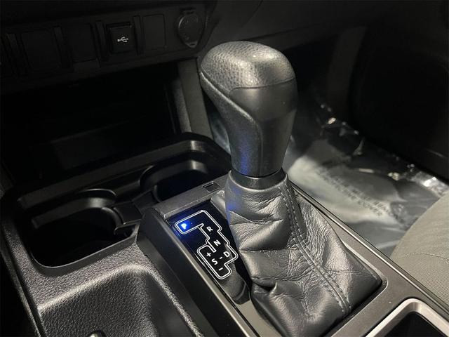 Photo of 2021 Super White Toyota Tacoma