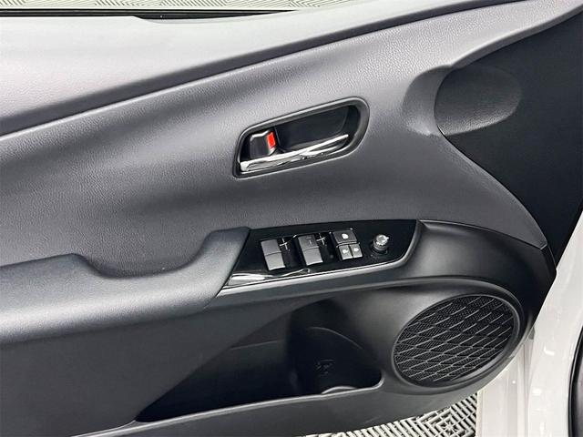 Photo of 2022 Wind Chill Pearl Toyota Prius Prime