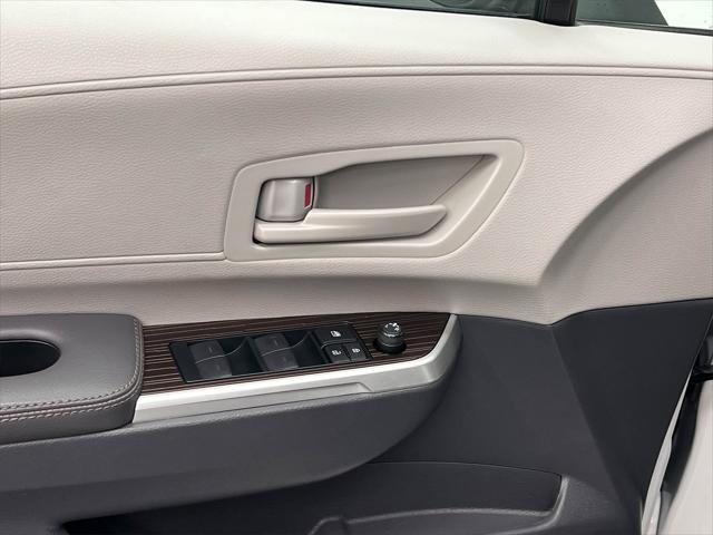Photo of 2024 Ice Cap Toyota Sienna
