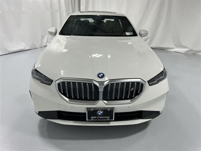 Photo of 2025 Alpine White BMW i5