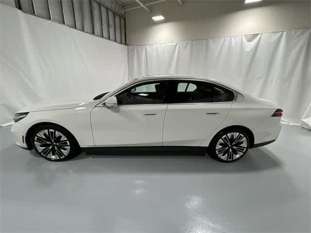 Photo of 2025 Alpine White BMW i5