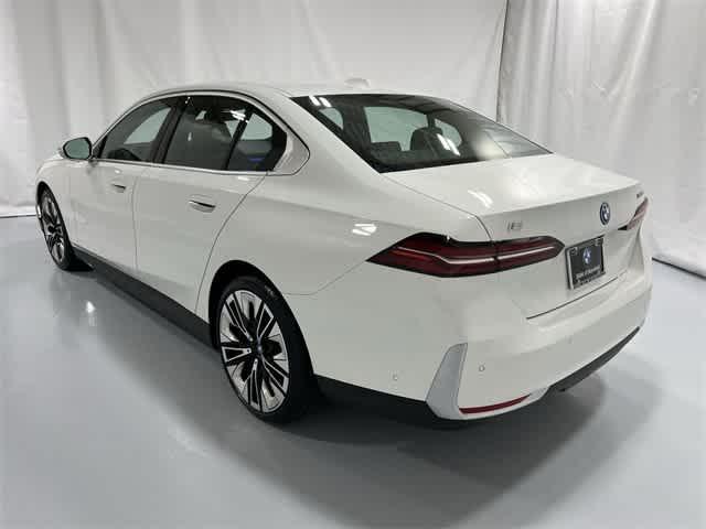 Photo of 2025 Alpine White BMW i5